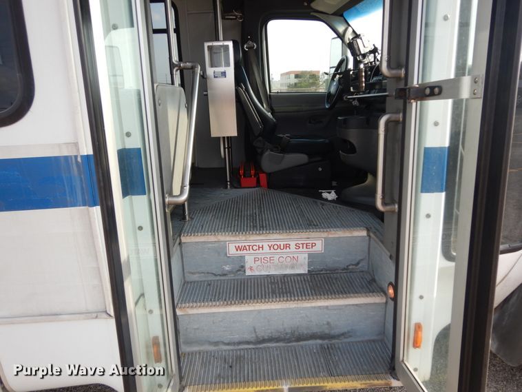 image for item DM2930 2008 Ford E450  shuttle bus