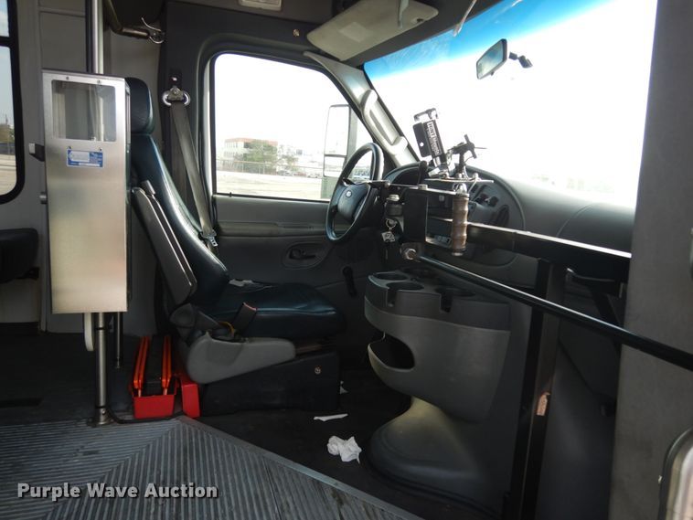 image for item DM2930 2008 Ford E450  shuttle bus