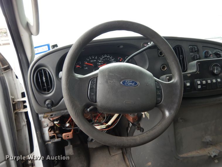 image for item DM2932 2008 Ford E350  shuttle bus