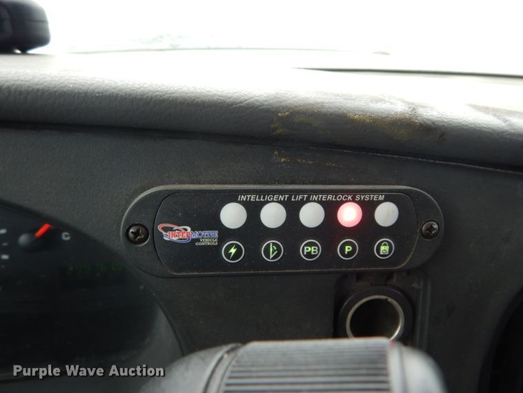 image for item DM2932 2008 Ford E350  shuttle bus