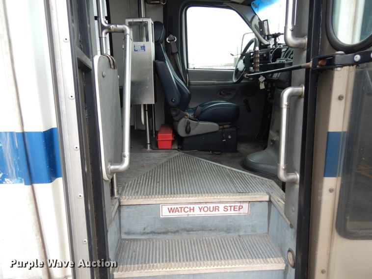 image for item DM2932 2008 Ford E350  shuttle bus