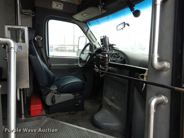 image for item DM2932 2008 Ford E350  shuttle bus