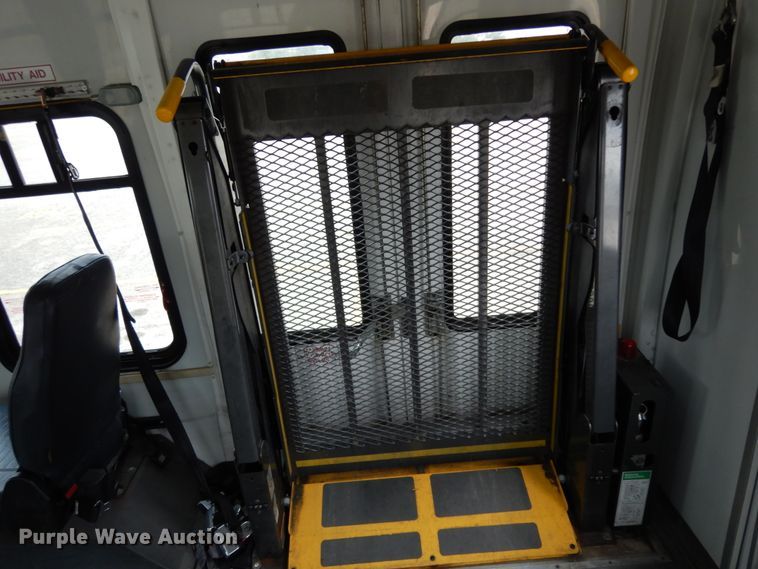 image for item DM2932 2008 Ford E350  shuttle bus