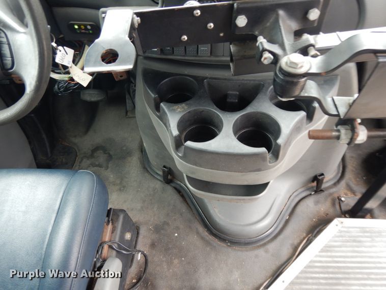 image for item DM2932 2008 Ford E350  shuttle bus