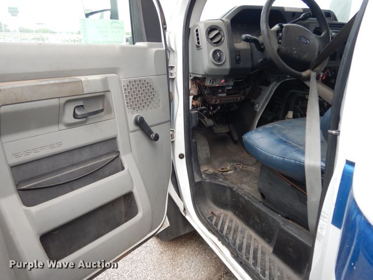 image for item DM2933 2009 Ford E450  shuttle bus