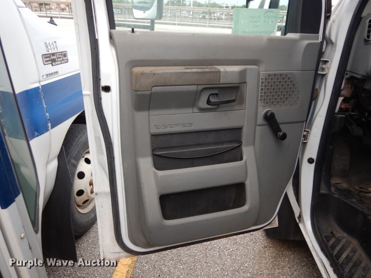 image for item DM2933 2009 Ford E450  shuttle bus
