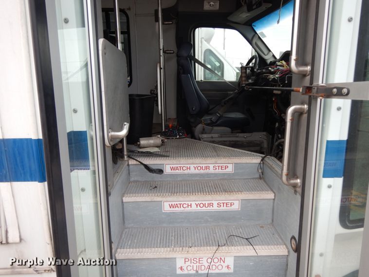 image for item DM2933 2009 Ford E450  shuttle bus