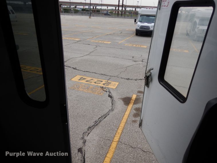 image for item DM2933 2009 Ford E450  shuttle bus