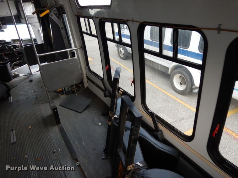 image for item DM2933 2009 Ford E450  shuttle bus