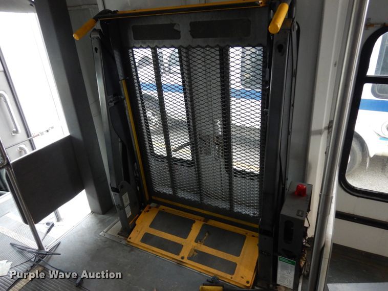 image for item DM2933 2009 Ford E450  shuttle bus