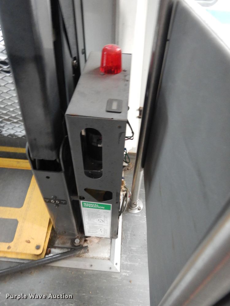 image for item DM2933 2009 Ford E450  shuttle bus