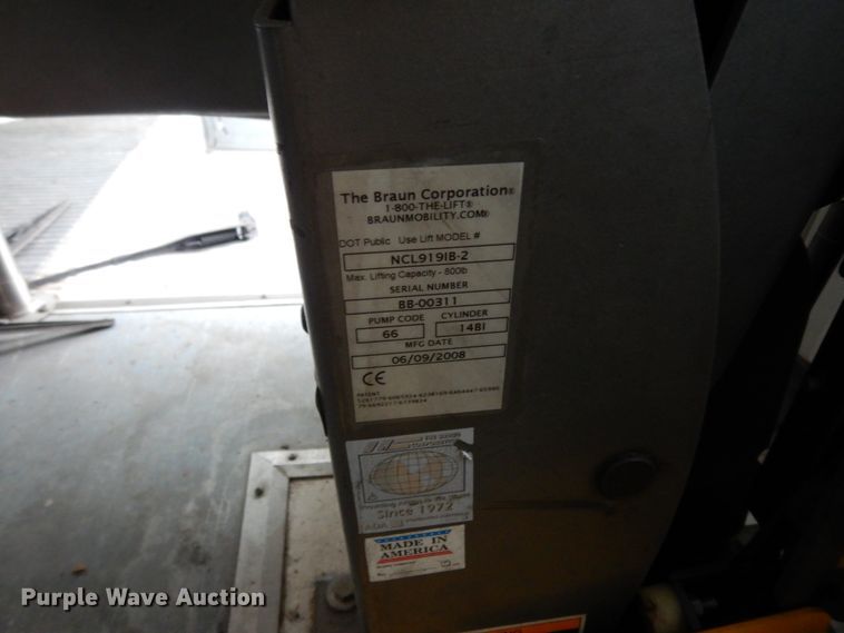 image for item DM2933 2009 Ford E450  shuttle bus