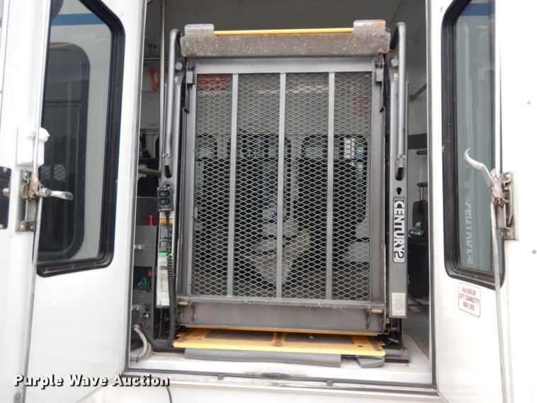 image for item DM2933 2009 Ford E450  shuttle bus