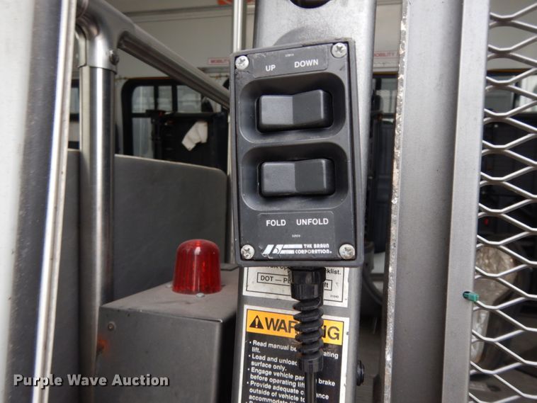 image for item DM2933 2009 Ford E450  shuttle bus