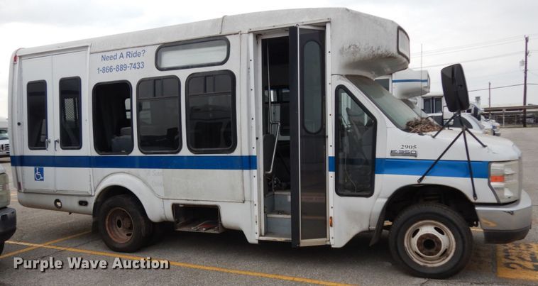 image for item DM2934 2008 Ford E350  shuttle bus