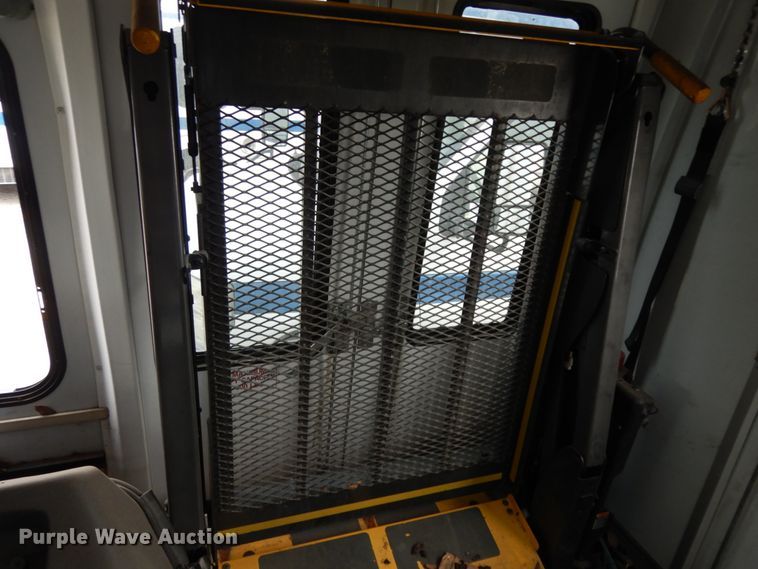 image for item DM2934 2008 Ford E350  shuttle bus