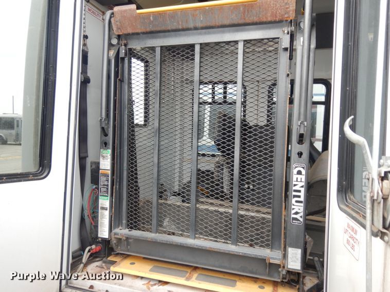 image for item DM2934 2008 Ford E350  shuttle bus