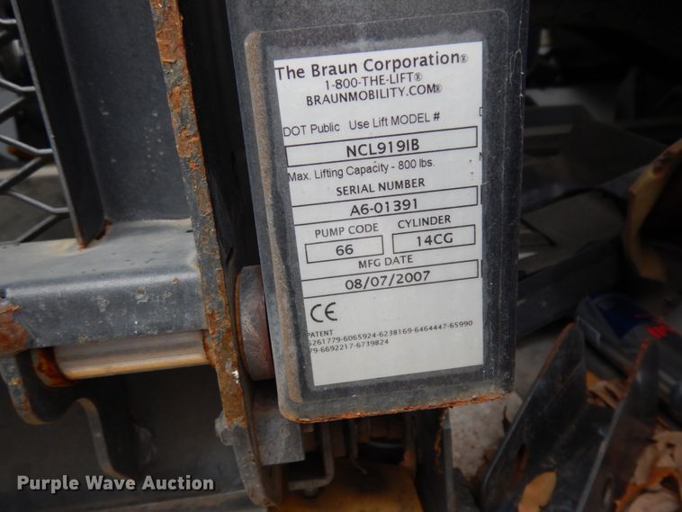 image for item DM2934 2008 Ford E350  shuttle bus