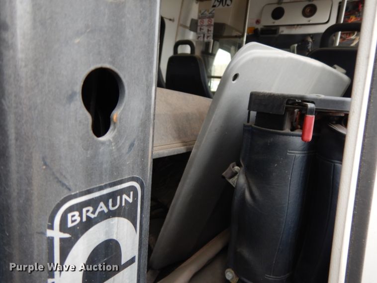 image for item DM2934 2008 Ford E350  shuttle bus