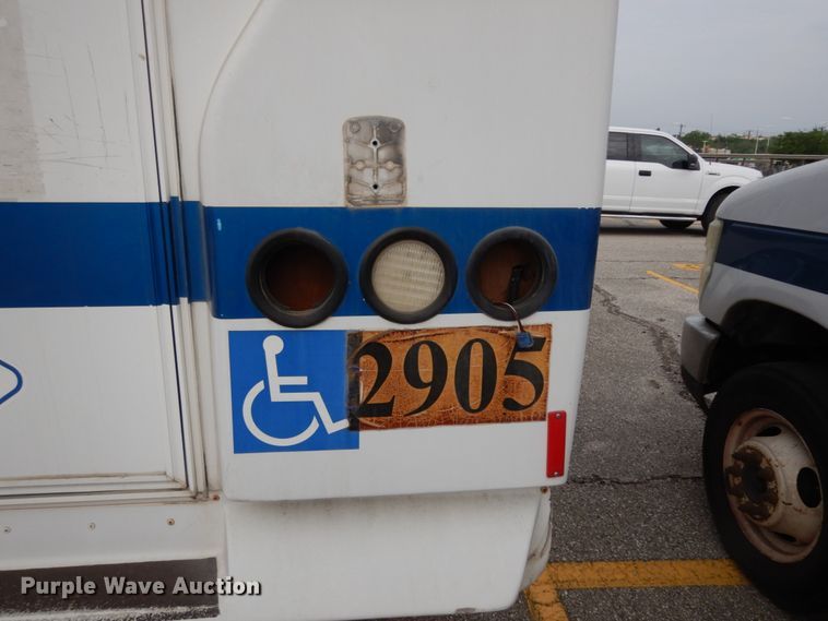 image for item DM2934 2008 Ford E350  shuttle bus