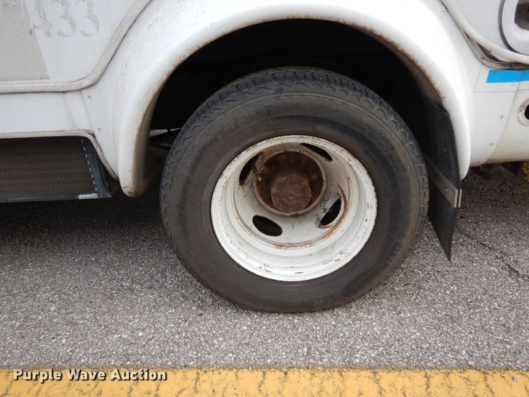 image for item DM2934 2008 Ford E350  shuttle bus