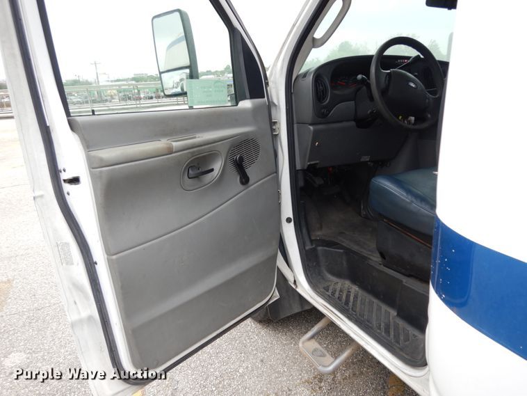 image for item DM2937 2008 Ford E450  shuttle bus