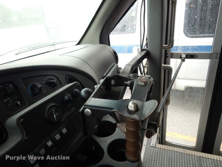 image for item DM2937 2008 Ford E450  shuttle bus