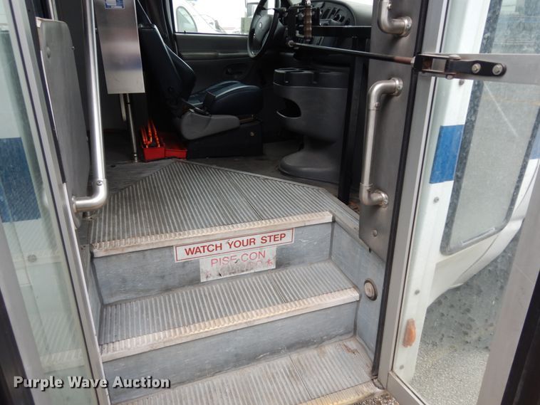 image for item DM2937 2008 Ford E450  shuttle bus