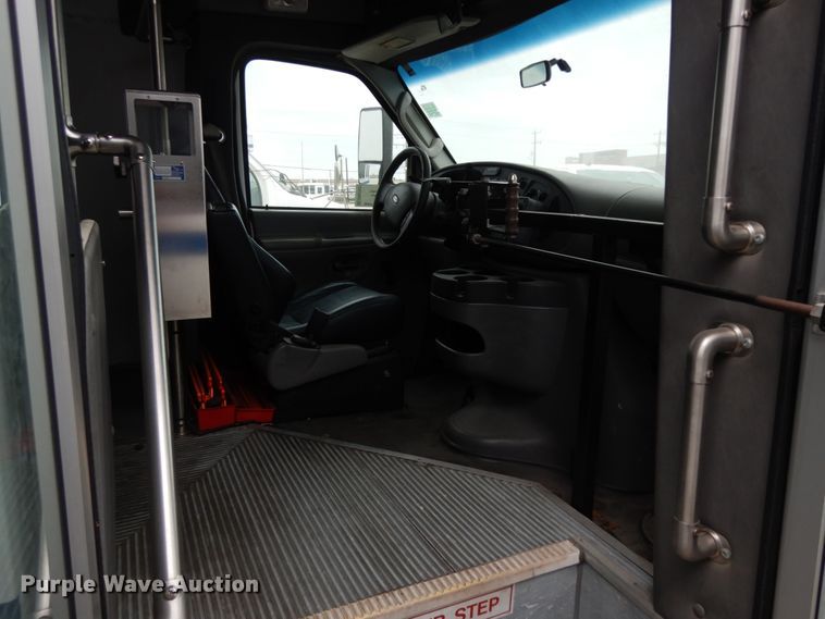 image for item DM2937 2008 Ford E450  shuttle bus