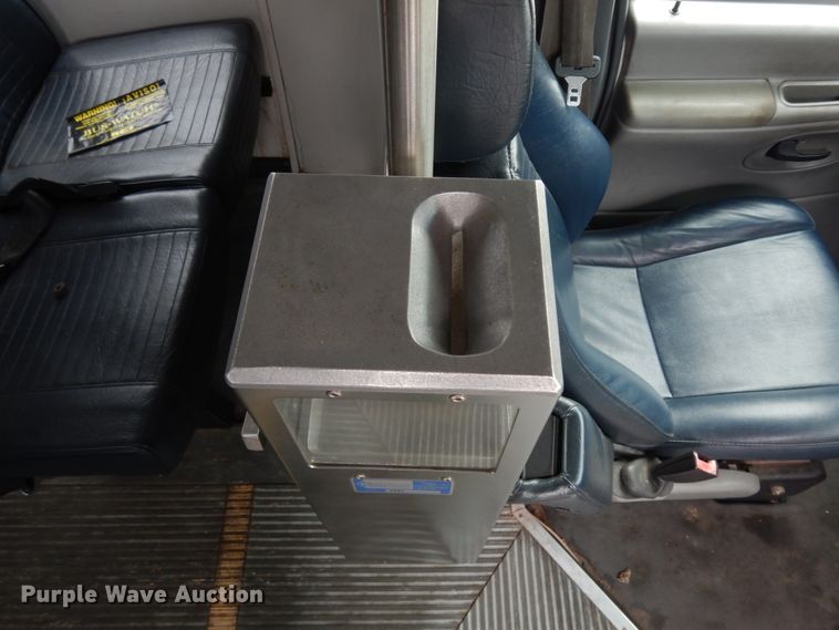 image for item DM2937 2008 Ford E450  shuttle bus