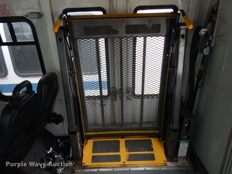 image for item DM2937 2008 Ford E450  shuttle bus