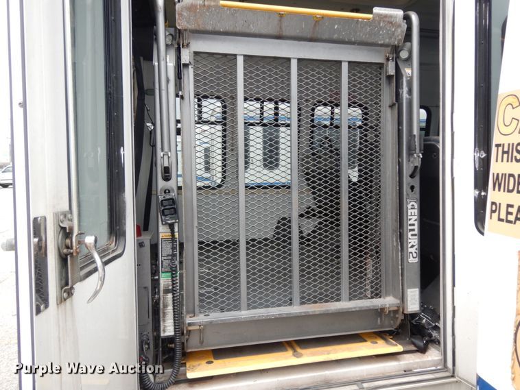 image for item DM2937 2008 Ford E450  shuttle bus