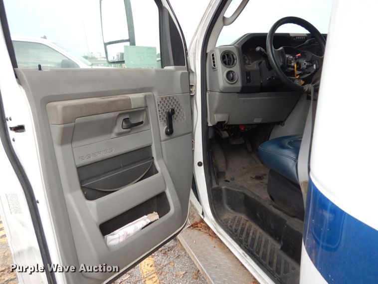 image for item DM2939 2009 Ford E450  shuttle bus