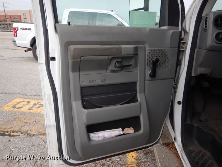 image for item DM2939 2009 Ford E450  shuttle bus