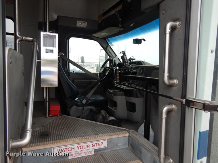 image for item DM2939 2009 Ford E450  shuttle bus