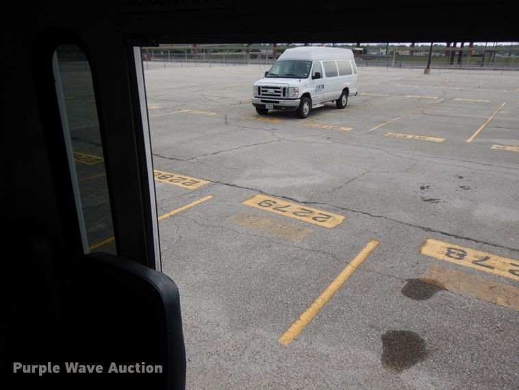 image for item DM2939 2009 Ford E450  shuttle bus