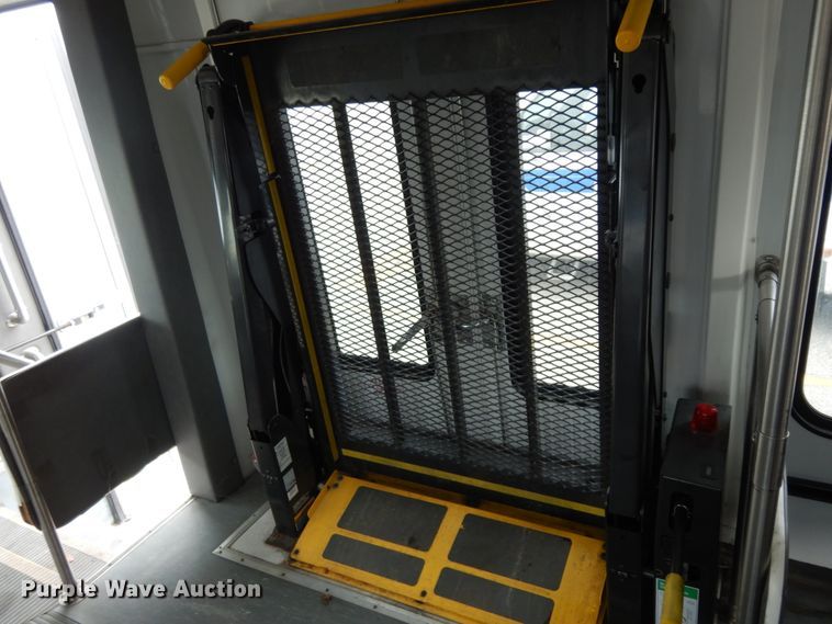 image for item DM2939 2009 Ford E450  shuttle bus