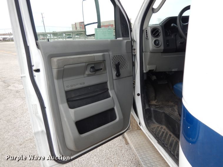 image for item DM2942 2009 Ford E450  shuttle bus