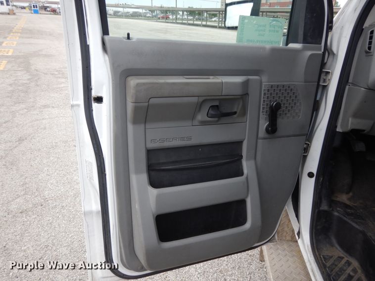image for item DM2942 2009 Ford E450  shuttle bus
