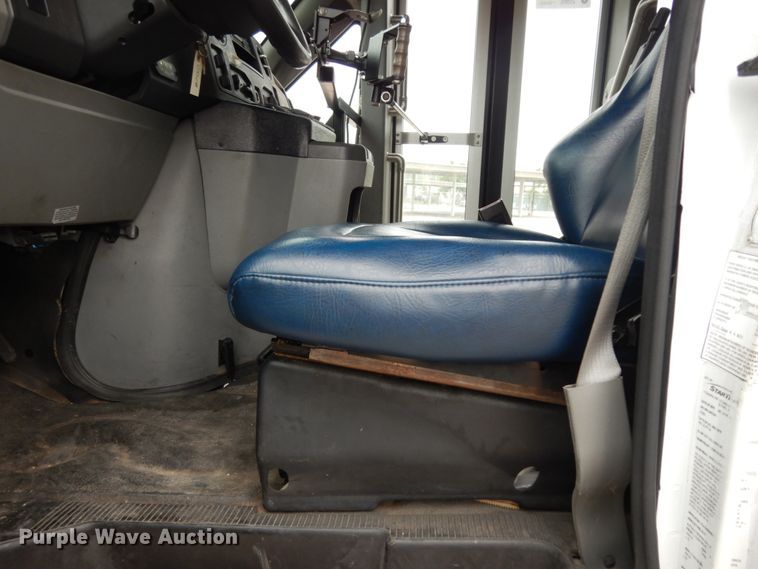 image for item DM2942 2009 Ford E450  shuttle bus