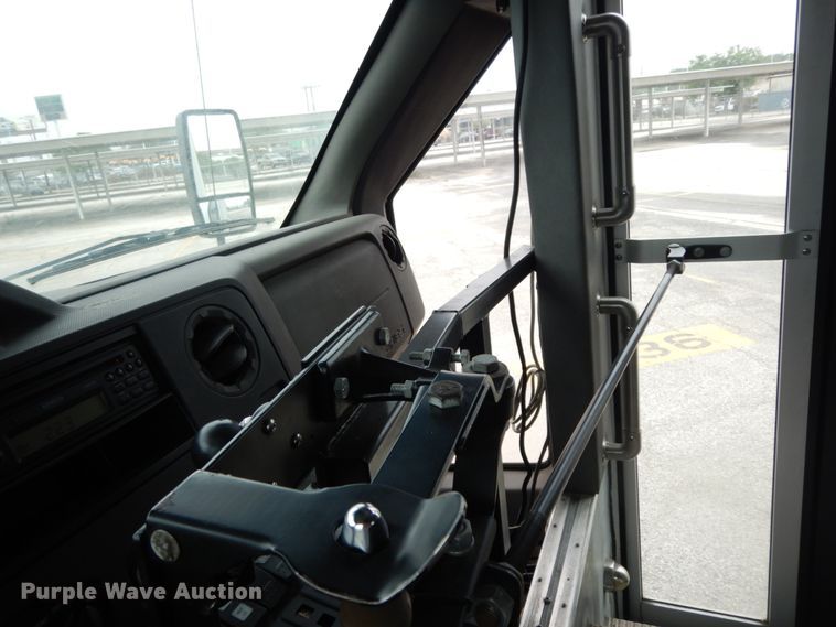 image for item DM2942 2009 Ford E450  shuttle bus