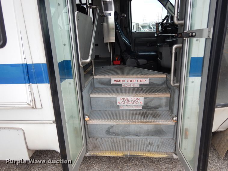 image for item DM2942 2009 Ford E450  shuttle bus