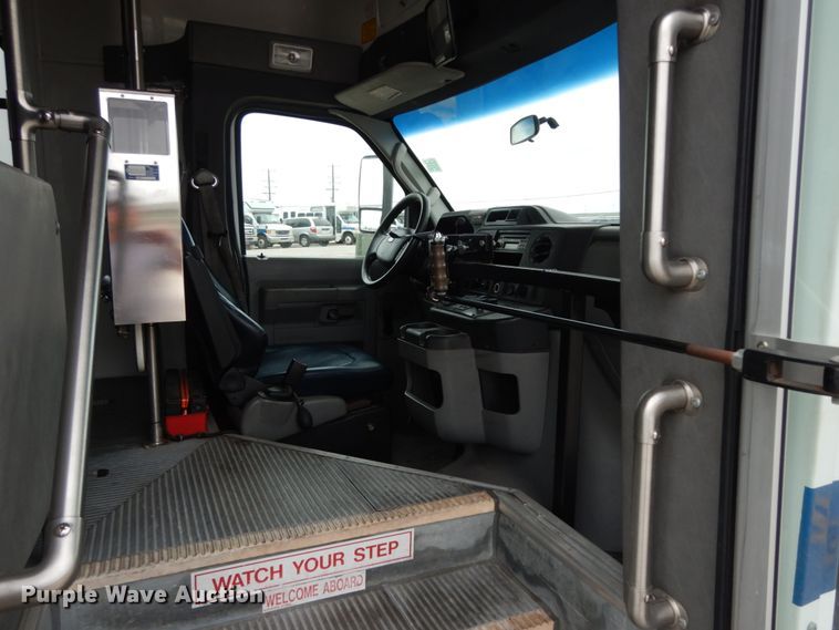 image for item DM2942 2009 Ford E450  shuttle bus