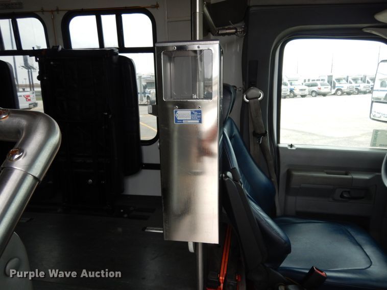 image for item DM2942 2009 Ford E450  shuttle bus