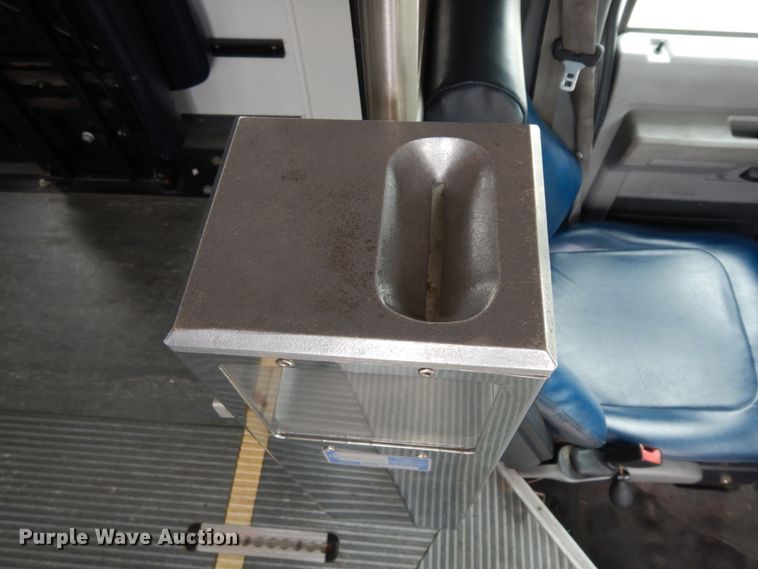 image for item DM2942 2009 Ford E450  shuttle bus