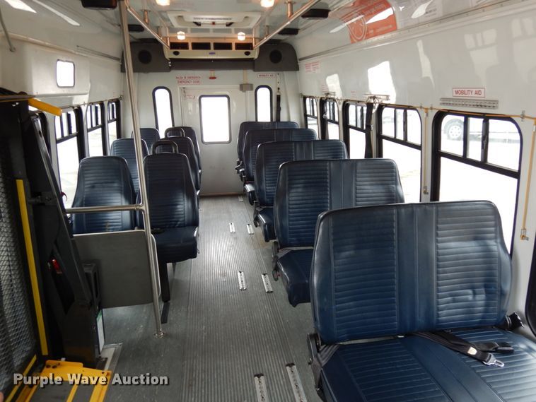 image for item DM2942 2009 Ford E450  shuttle bus