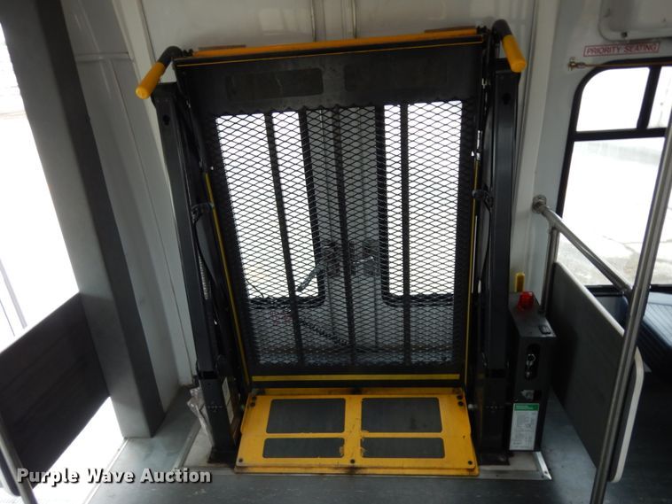 image for item DM2942 2009 Ford E450  shuttle bus