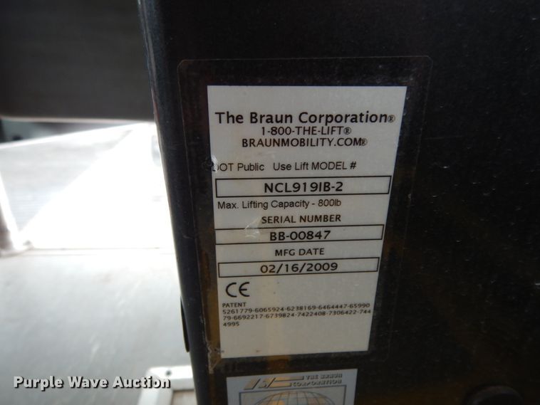 image for item DM2942 2009 Ford E450  shuttle bus