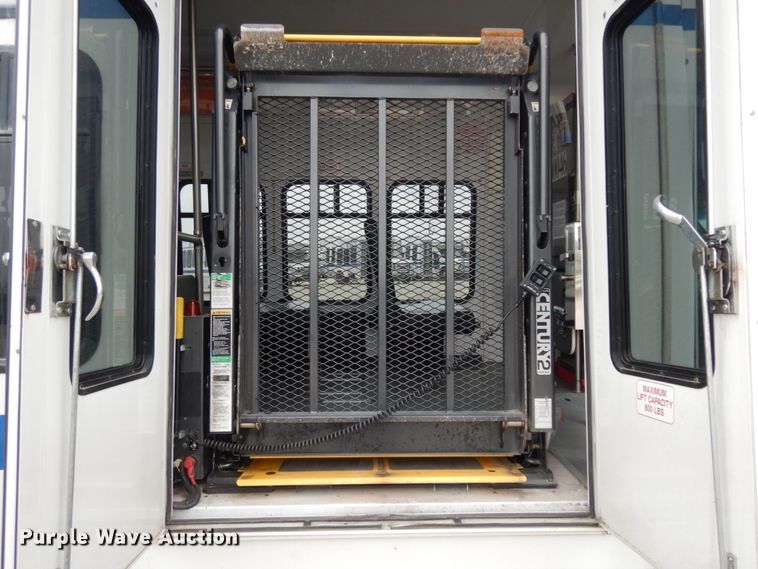 image for item DM2942 2009 Ford E450  shuttle bus