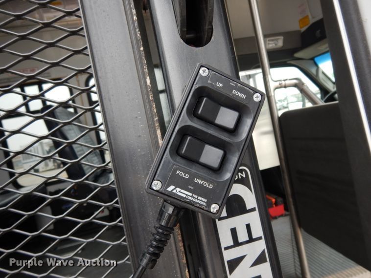 image for item DM2942 2009 Ford E450  shuttle bus